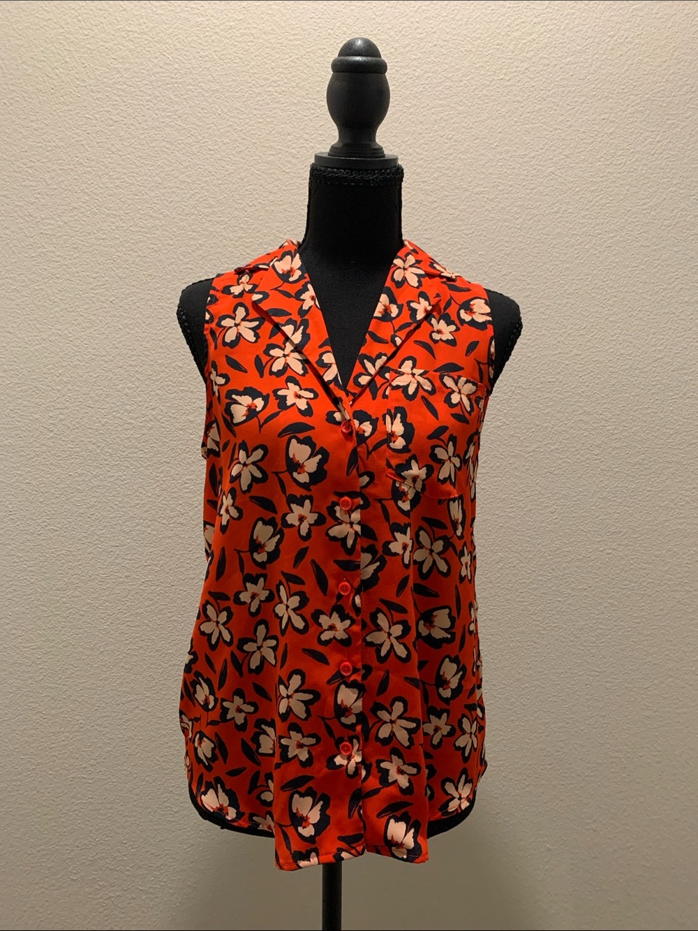 Who What Wear Red-Orange Floral Sleeveless Button-Front Blouse NWOT (Size XS)